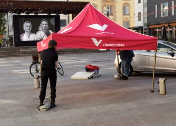 Vasemmistoliiton kampanjatelttaa pystytettiin Oulun Rotuaarilla kesäkuussa 2026.
