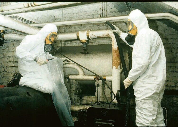 Ammattilaiset osaavat suojautua asbestitöissä, mutta nyt korjausrakentamiseen virtaava halpatyövoima vaarantaa omansa ja asukkaiden terveyden.