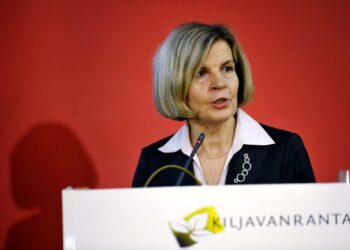 SAK:n valtuuston puheenjohtaja Tuire Santamäki-Vuori laajentaisi järjestön edunvalvontaa myös yksin yrittäviin.
