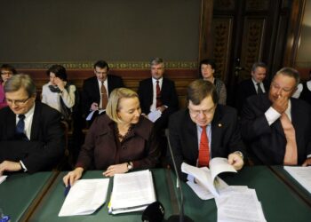 Perustuslain muutostarpeita pohtinut Christoffer Taxellin komitea luovutti mietintönsä oikeusministeri Tuija Braxille.