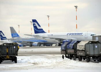 Finnair pyrkii murtamaan Suomen lentoemäntien ja stuerttien yhdistyksen viikko sitten alkanutta lakkoa värväämällä rikkureita.