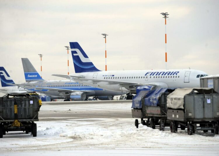 Finnair pyrkii murtamaan Suomen lentoemäntien ja stuerttien yhdistyksen viikko sitten alkanutta lakkoa värväämällä rikkureita.
