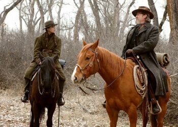 Hailee Steinfeld ja Jeff Bridges ratsastavat yhdessä värikylläisessä lännenfilmissä Kova kuin kivi.