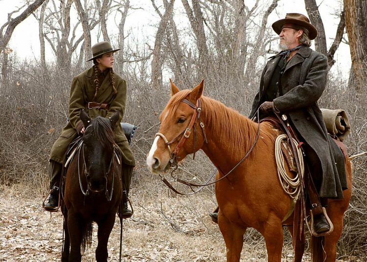 Hailee Steinfeld ja Jeff Bridges ratsastavat yhdessä värikylläisessä lännenfilmissä Kova kuin kivi.