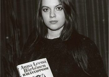 Teini-ikäinen Anna-Liisa Härkönen sai esikoisromaanistaan J. H. Erkon palkinnon.