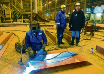 Pääluottamusmies Ilpo Haaja (taustalla vas.) kiittää Metalliliittoa lobbauksesta. Tätä työtä on tehnyt muun muassa liittosihteeri Matti Mäkelä.