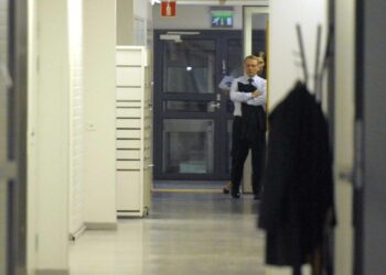Timo Räty saapumassa Yleisradion tiloihin maanantai-iltana.