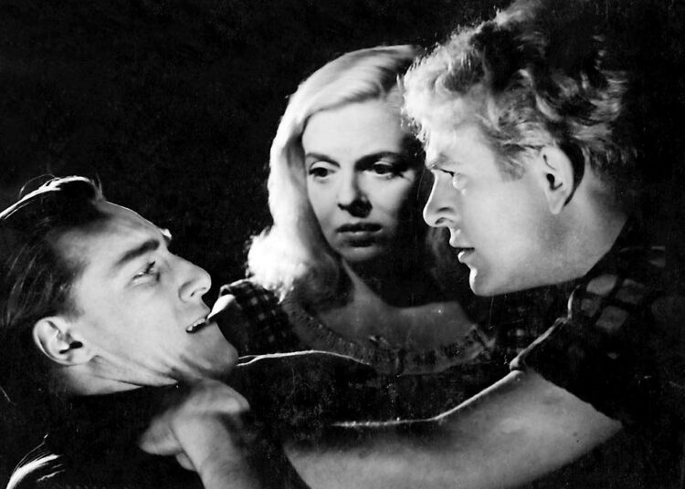 Koski pauhaa  Teuvo Tulion melodraamassa, jossa veljekset rakastuvat samaan naiseen. Kuvassa Åke Lindman (vas.), Regina Linnanheimo ja William Markus.
