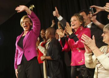 Tammy Baldwin juhli kannattajiensa kanssa voittoa Madisonissa.