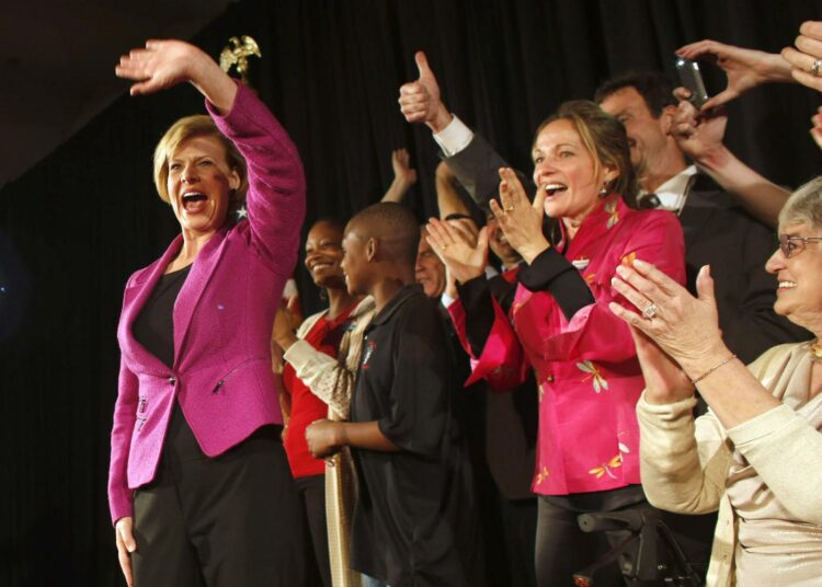 Tammy Baldwin juhli kannattajiensa kanssa voittoa Madisonissa.