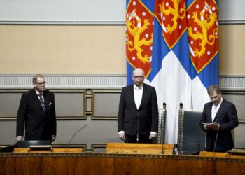 Eduskunnan pääsihteeri Seppo Tiitinen (vas.), eduskunnan puhemies Eero Heinäluoma ja tasavallan presidentti Sauli Niinistö (oik.) valtiopäivien avajaisissa eduskunnassa tiistaina.