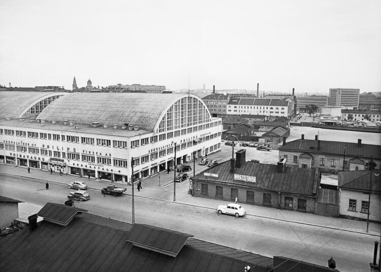 Kampin aluetta Fredrikinkadulta päin kuvattuna vuosina 1938-39. Tennispalatsia ympäröivät puurakennukset Kampintorilla ja taustalla ovat linja-autoasema, Maitokeskus ja Postitalo.