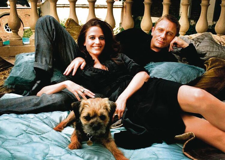 Ensimmäinen Daniel Graigin pääosittama James Bond -seikkailu siirtää sankariagentin ensimmäistä kertaa 2000-luvulle. Kuvassa Daniel Graig ja Eva Green.