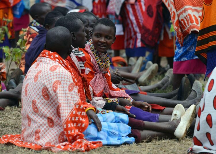 Kenialaisia maasai-naisia kokouksessa, jossa keskusteltiin naisten sukuelinten silpomisperinteestä.