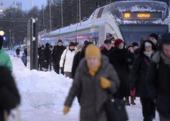 Violetit lähijunat tulevat raiteille vähitellen. HSL:n arvion mukaan kahden kolmen vuoden kuluessa.