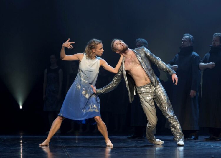 Samuli Poutanen tanssi vaativan Kullervon roolin vakuuttavasti ja hänen sisarenaan roolinsa riipaisevasti esittävä, ilmaisultaan sävykäs, sensuelli Terhi Räsänen.