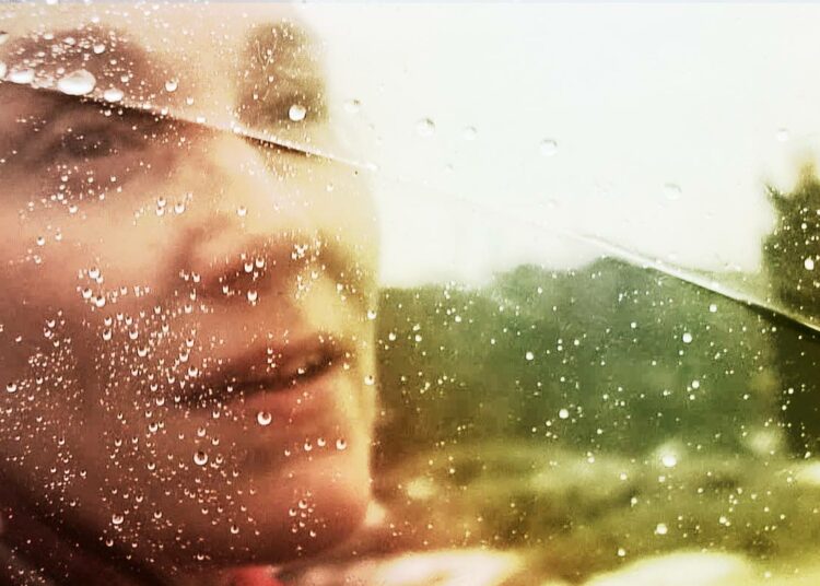 Ekokatastrofin jälkeisessä maailmassa sataa melkein aina. Kuvassa näyttelijä Minna Puolanto.