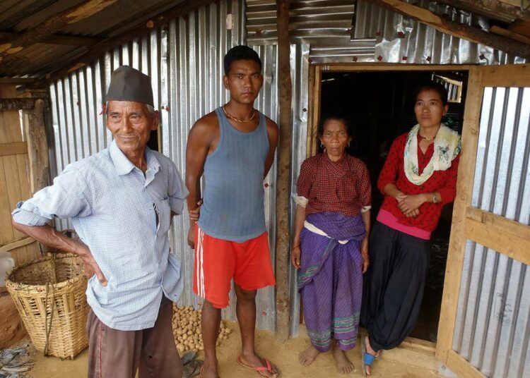 Chiute Tamangin perhe menetti kotinsa maanjäristyksessä 25.4.2015. Uuden asunnon he rakensivat itse.