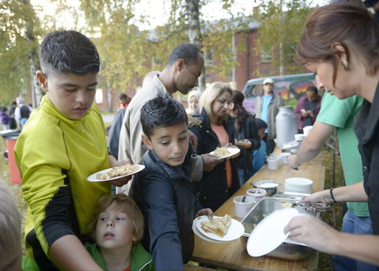 Lahtelaisia nuoria työllistävä INSPIS tarjoili Lettuja hillolla Lahdessa Hennalan entiseen varuskuntaan avatulla vastaanottokeskuksella 30. syyskuuta, jossa järjestettiin turvapaikanhakijoille tervetuliais- ja urheilutapahtuma Let's play bAll together.