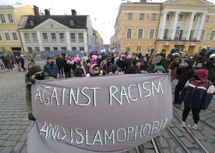 Helsingissä osoitettiin mieltä rasismia ja islamofobiaa vastaan marraskuussa. Rasismia esiintyy jopa kaupungin toimielimessä.