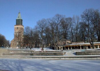 Jouluaattona puolelta päivin otetaan Turun vanhalla suurtorilla varaslähtö ja julistetaan kansalle joulurauha.