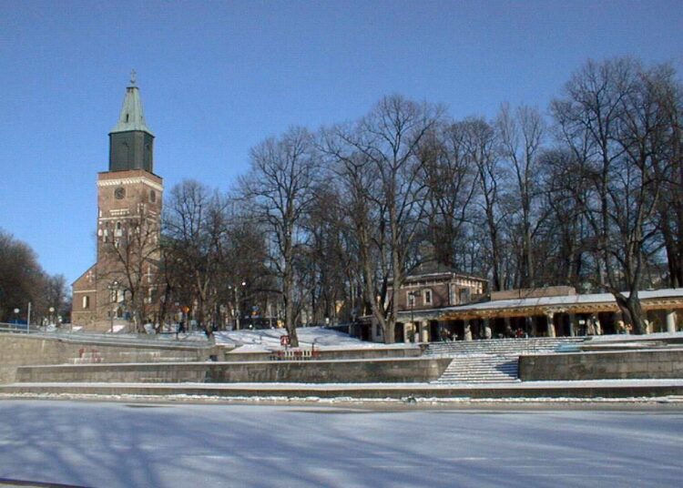 Jouluaattona puolelta päivin otetaan Turun vanhalla suurtorilla varaslähtö ja julistetaan kansalle joulurauha.