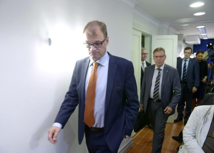 Pääministeri Juha Sipilä, SAK:n puheenjohtaja Lauri Lyly ja Akavan puheenjohtaja Sture Fjäder Kesärannassa 28. syyskuuta 2015. Keskiviikkona hallitus kertoi työmarkkinajohtajille paikallisen sopimisen linjauksensa.