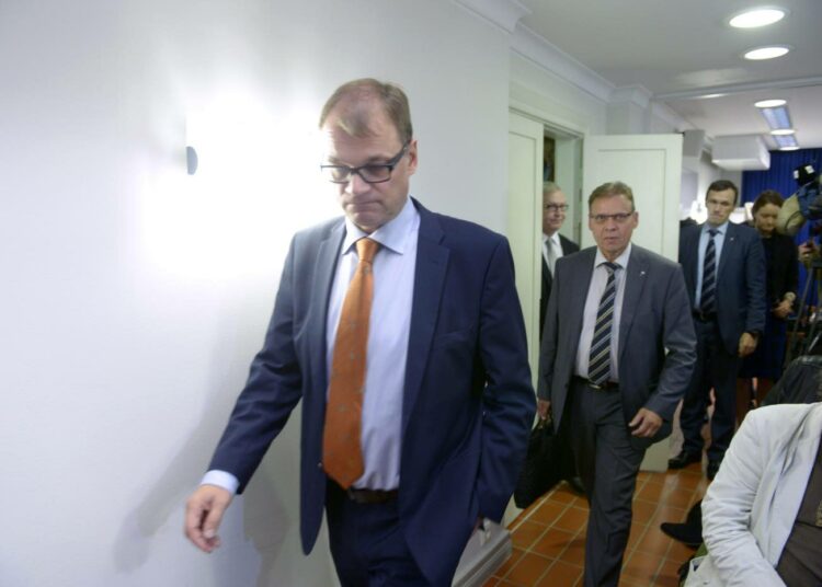 Pääministeri Juha Sipilä, SAK:n puheenjohtaja Lauri Lyly ja Akavan puheenjohtaja Sture Fjäder Kesärannassa 28. syyskuuta 2015. Keskiviikkona hallitus kertoi työmarkkinajohtajille paikallisen sopimisen linjauksensa.