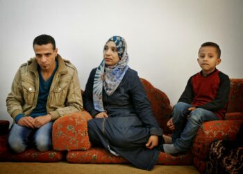 Palestiinalainen Iyad Yusef pakeni perheensä kanssa Syyriasta Gazaan 2012. Yusef kuvattiin vaimonsa Ibtisamin ja nuorimman poikansa Noorin kanssa sukulaisperheen sohvalla Beit Hanounissa.