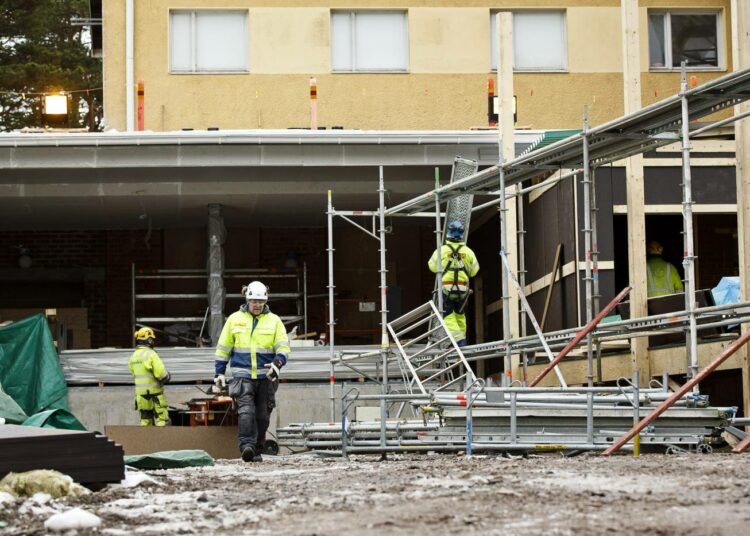 Kirjoittajan mukaan meillä rakentaminen on hyvin kallista, mm rakennusten seinät joudutaan rakentamaan ja eristämään kymmenien senttien paksuisiksi.