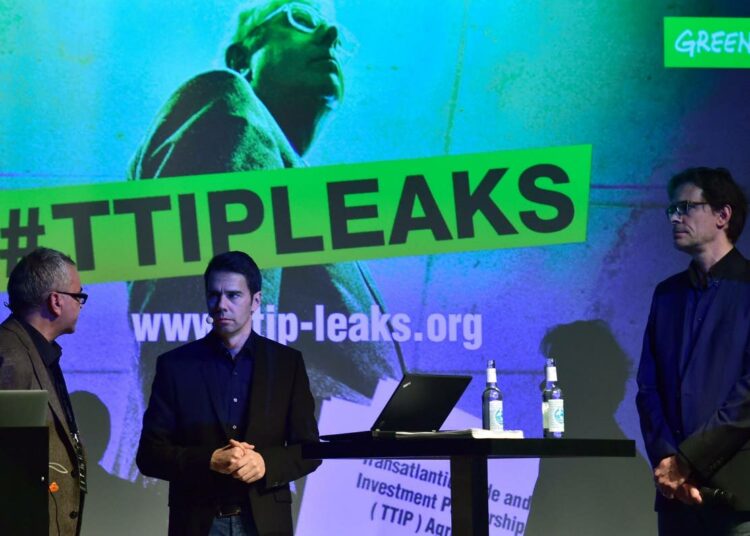 Greenpeace julkisti TTIP-neuvotteluista vuotaneet asiakirjat maanantaina Berliinissä.