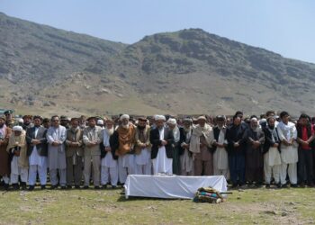 Talebanin autopommi-iskussa surmansa saaneen hautajaiset Kabulissa huhtikuussa.