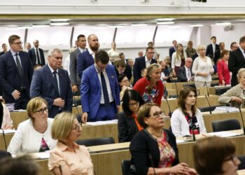 SDP ei ole kyennyt vakuuttamaan kansalaisia vaihtoehtona. Antti Rinne (kesk.) kuuntelemassa pääministerin ilmoitusta ja keskustelemassa Britannian EU-eron vaikutuksista täysistunnossa heinäkuun alussa.