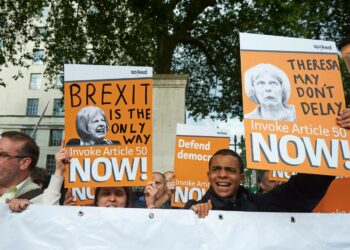 Brexitin kannattajat osoittivat heinäkuussa mieltään Lontoossa. Kylteissä lukee ”Brexit on ainoa keino. Artikla 50 käyttöön nyt!” ja ”Theresa May, älä viivyttele. Artikla 50 käyttöön nyt!”