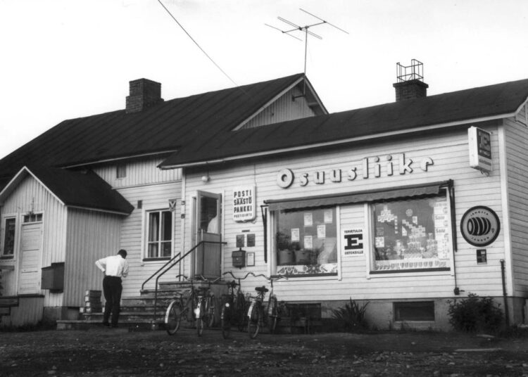Mennyttä maailmaa Oulun Osuusliikkeessä.
