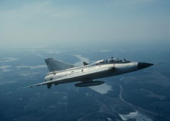 Suomen ilmavoimien kaksipaikkainen harjoitushävittäjä Saab 35CS Draken ilmassa huhtikuussa 1999. Saab 35CS Draken on Saab 35A Draken -hävittäjän aseistamaton kaksipaikkainen koulukoneversio.