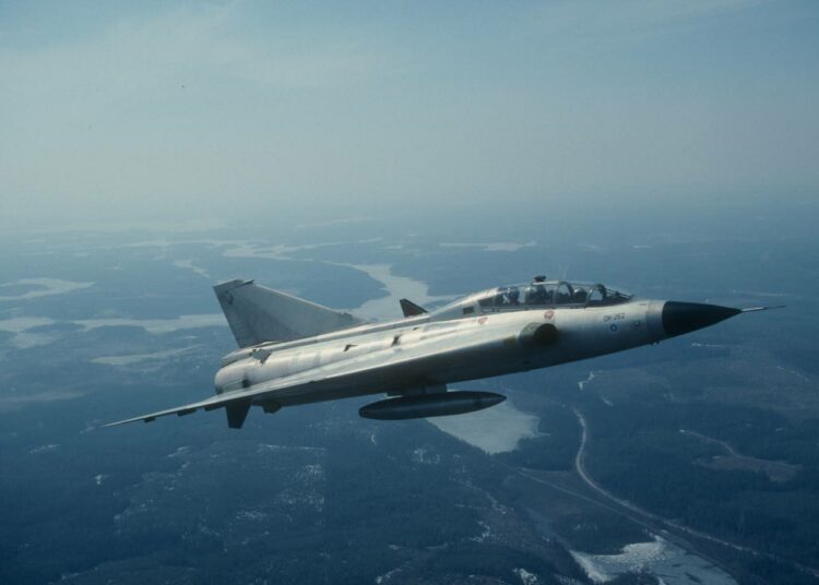 Suomen ilmavoimien kaksipaikkainen harjoitushävittäjä Saab 35CS Draken ilmassa huhtikuussa 1999. Saab 35CS Draken on Saab 35A Draken -hävittäjän aseistamaton kaksipaikkainen koulukoneversio.