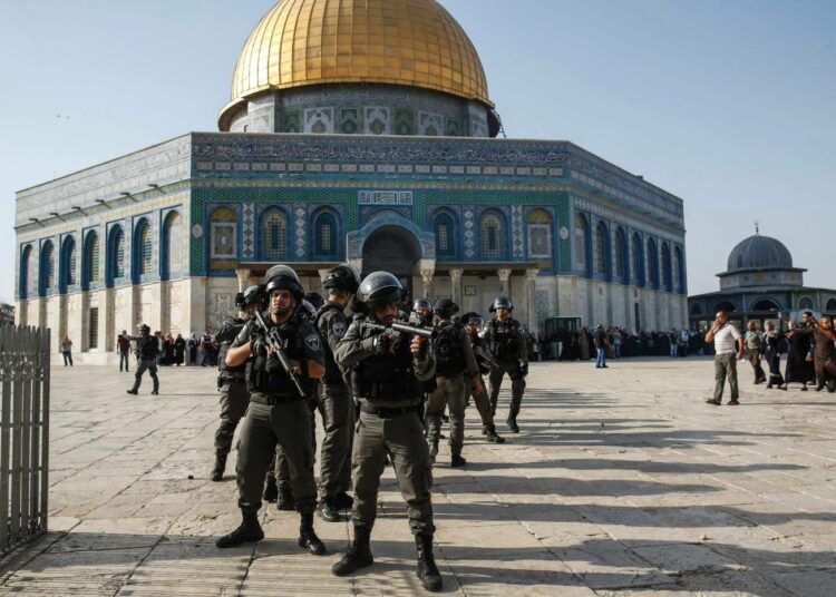 Israelin turvallisuusjoukot vartioivat Jerusalemissa heinäkuun lopulla Kalliomoskeijan edustaa.