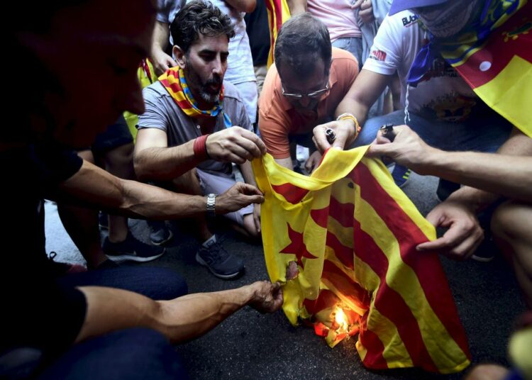 Tämä kuva ei ole väärennös: espanjalaisia oikeistonationalisteja polttamassa Katalonian lippua maanantaina Valenciassa pidetyssä mielenosoituksessa Katalonian itsenäisyyttä vastaan.