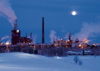 Teollisuus kuluttaa edelleenkin noin puolet Suomessa käytettävästä energiasta. Myös pitkä talvi on melkoinen energiasyöppö. Kuvassa Stora Enson Oulun-tehtaat.