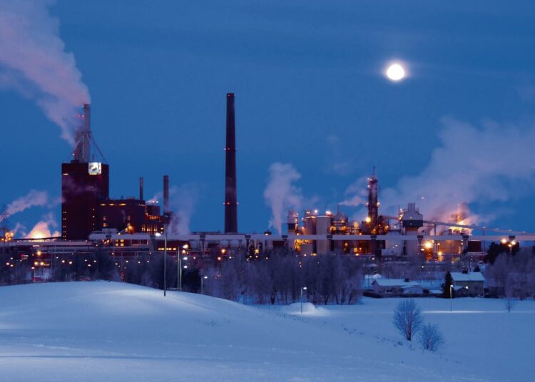 Teollisuus kuluttaa edelleenkin noin puolet Suomessa käytettävästä energiasta. Myös pitkä talvi on melkoinen energiasyöppö. Kuvassa Stora Enson Oulun-tehtaat.