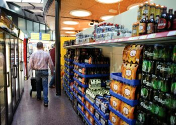 Alkoholilakiuudistus toisi vahvempia ja nuoriin vetoavampia alkoholijuomia lähikauppaan.