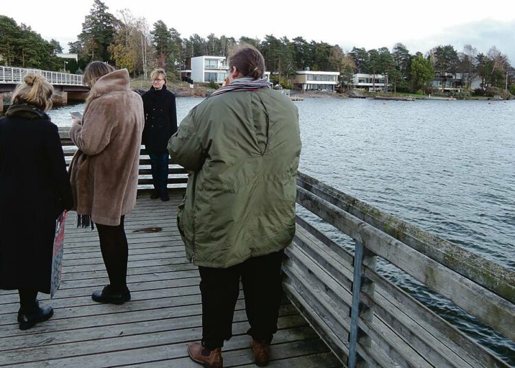 Yläluokkasafarilla tarkkailtiin Kuusisaaren merenrantahuviloita ja ekonomista ilmapiiriä. Laiturin päässä oppaana toiminut pop-filosofi Pontus Purokuru.