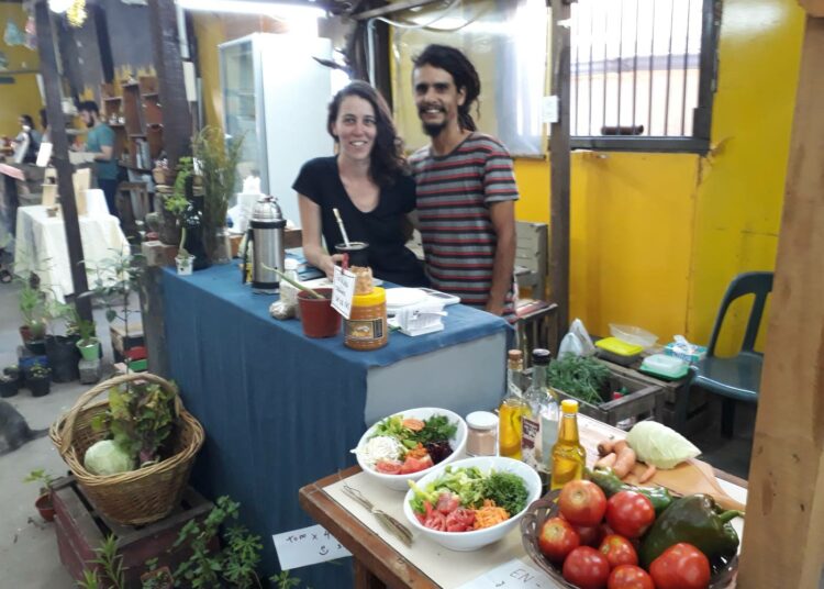 Argentiinalaiset Malena Vecellion ja Leandro Ladrú myyvät luomutuotteita sosiaalisen talouden markkinoilla Buenos Airesin Chacaritassa.
