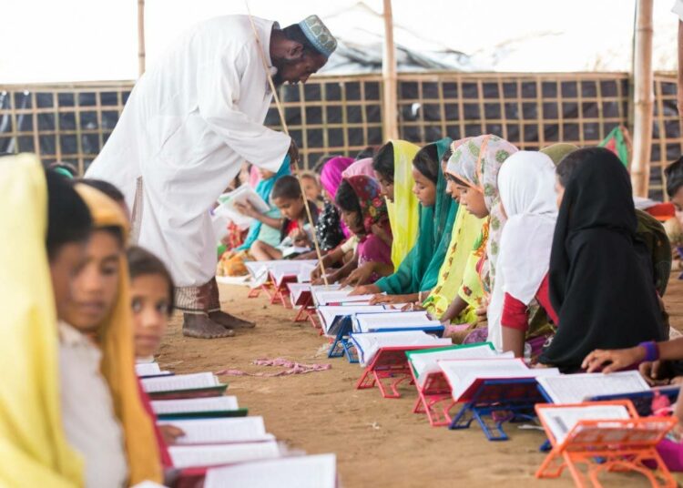 Myanmarista paenneet rohingyatytöt saavat uskonnollista opetusta pakolaisleirillä Bangladeshissa.