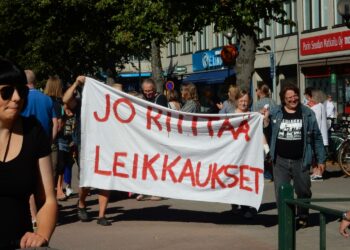 Joukkovoima osoitti mieltä leikkauspolitiikkaa vastaan jo elokuussa 2015. Kuva on Porista.