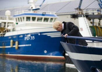 Pääministeri Boris Johnson kampanjoi perjantaina Skotlannissa. Osa konservatiiveista on jo pudonnut veneestä.