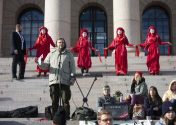 Stand up -koomikko Iikka Kivi luki eduskuntatalon portailla ilmaston hätätilajulistuksen. Taiteella on ilmastokriisin torjunnassa Kiven mukaan tärkeä rooli, koska taide yltää sinne mihin järkipuhe ei yllä.