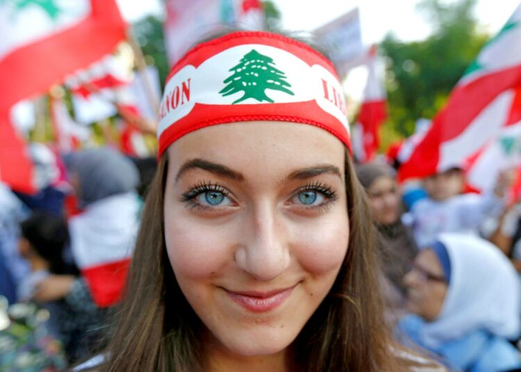 Libanonilainen mielenosoittaja poseerasi lehtikuvaajalle suurmielenosoituksessa maan pääkaupungissa Beirutissa marraskuussa.