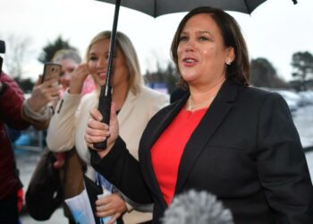 Sinn Féinin johtaja Mary Lou McDonald saapumassa ääntenlaskentakeskukseen Dublinissa sunnuntaina.